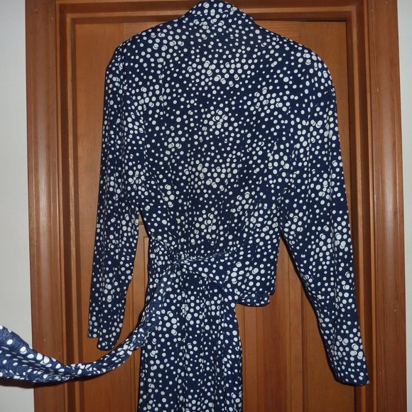 Flattering wrap dress, dark navy blue & white polka dots Casual Corner Sexy - Picture 2 of 8